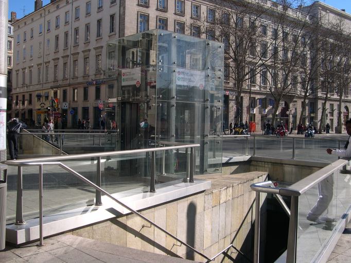  Une des entrées du métro